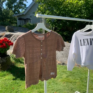Odd molly blus - Superfin blus i beige/brun färg från Odd molly, storlek 0 (motsvaras xs) men passar även s🤎 Säljer då den längre inte kommer till användning!!