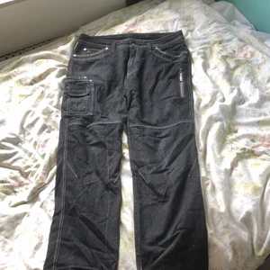 Workwear Jeans - Byggarjeans från märket Ahlsell. Riktigt bra kvalite och bara använda ett par gånger. Kan mötas upp på Södermalm, annars betalar köparen för frakten.