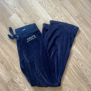Juicy couture  - Blåa, strl xs, äkta, köpta för nästan 5 år sen. Super fint skick. Passar någon runt 1,60.
