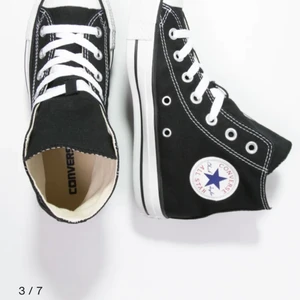 Converse  - Helt oanvända Convorse i storlek 39(passar säkert 40  då dom är lite stora i storlek) säljer för pgr av att de va fel storlek, kom me bud eller byt mot något du inte använder☺️ fraktas om köparen står för de, kan mötas upp i Gävle, obs lånad bild, fråga på