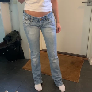 Low waist jeans - Super snygga lågmidjade jeans🤩 lite långa på mig som är 166, budgivning ifall fler är intresserade och jag ‼️FRAKTAR ÄVEN‼️ köparen står för frakt