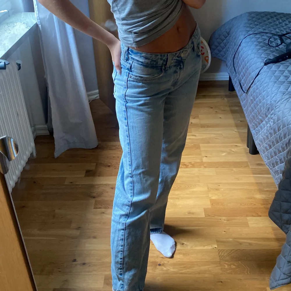 storlek 26/30 i mycket bra skick och använd ca 3-4 gånger. Säljer dom för att jag inte använder dom. Köparen står för frakt men kan även mötas upp i stan.. Jeans & Byxor.