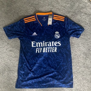Real mardrid bortatröja 21/22 - Helt ny real Madrid bortatröja från 21/22 aldrig använd bara testad. Säljer för 500kr