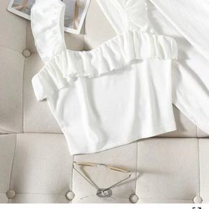 Shein vit tröja - Säljer en oanvänd shein tröja för 60kr