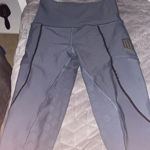 Maya Delorez  - Strl xxs, dom är väldigt stretchiga! Jättebra skick!! Köpte dom för 799kr och säljer för 300+frakt. 