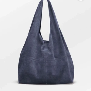 Beck Söndergaard väska  - Säljer min nya Beck Söndergaard väska i modellen Suede Dalliea Bag, nypris 1399kr💗💗  TRYCK INTE på köp nu!