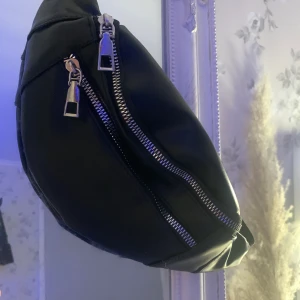 Axelväska/magväska - Helt ny, 80kr 