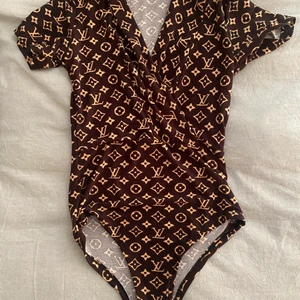 Louis vuitton body med urringning  - Storlek S. Fint skick.