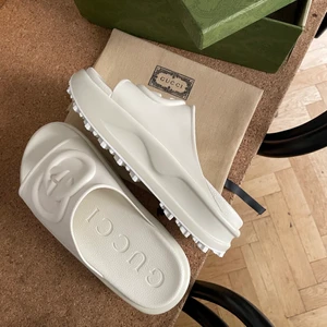 GUCCI Women’s platform slide sandal. - Snygga & helt oanvända platåsandaler från Gucci. Färg Off-white i stl 37. Fina detaljer och sköna. Fick i present i för liten storlek därav sälj.