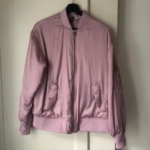 Jacka från H&M • strl 40 - Knappt använd jacka från H&M i storlek 40. Funkar bra under tidig vår och höst samt under lite kallare sommardagar. 