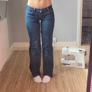Lågmidjade jeans - skitsnygga jeans säljer för jag behöver pengar👌👌💕 midjemåttet är 70 cm och innerbenslängden är 80 cm. tryck inte på köp direkt