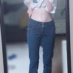 Agatha Denim Jeans Brandy Melville - Agatha Brandy Melville jeans! Såå fina men lite långa och lite stor midja för mig </3 Vill inte riskera att ta sönder ett så fint plagg! Aldrig använda, endast tvättad och testade. Strl S. Färgerna ser konstiga ut på kamera men bild 2 är mest lik <3