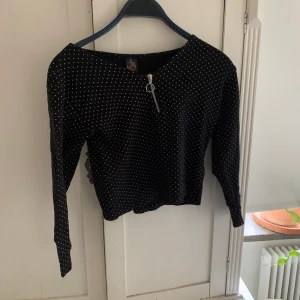 Vintage crop top - Prickig crop top från beyond retro, typ aldrig använd. Passar bäst på storlek xs/s, frakt tillkommer