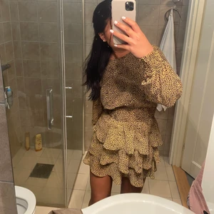 Klänning  - Supersnygg klänning ifrån HM köptes ifrån arkivet, storlek 34 men passar mig som vanligtvis har S❤️ säljer för 200kr + frakt 