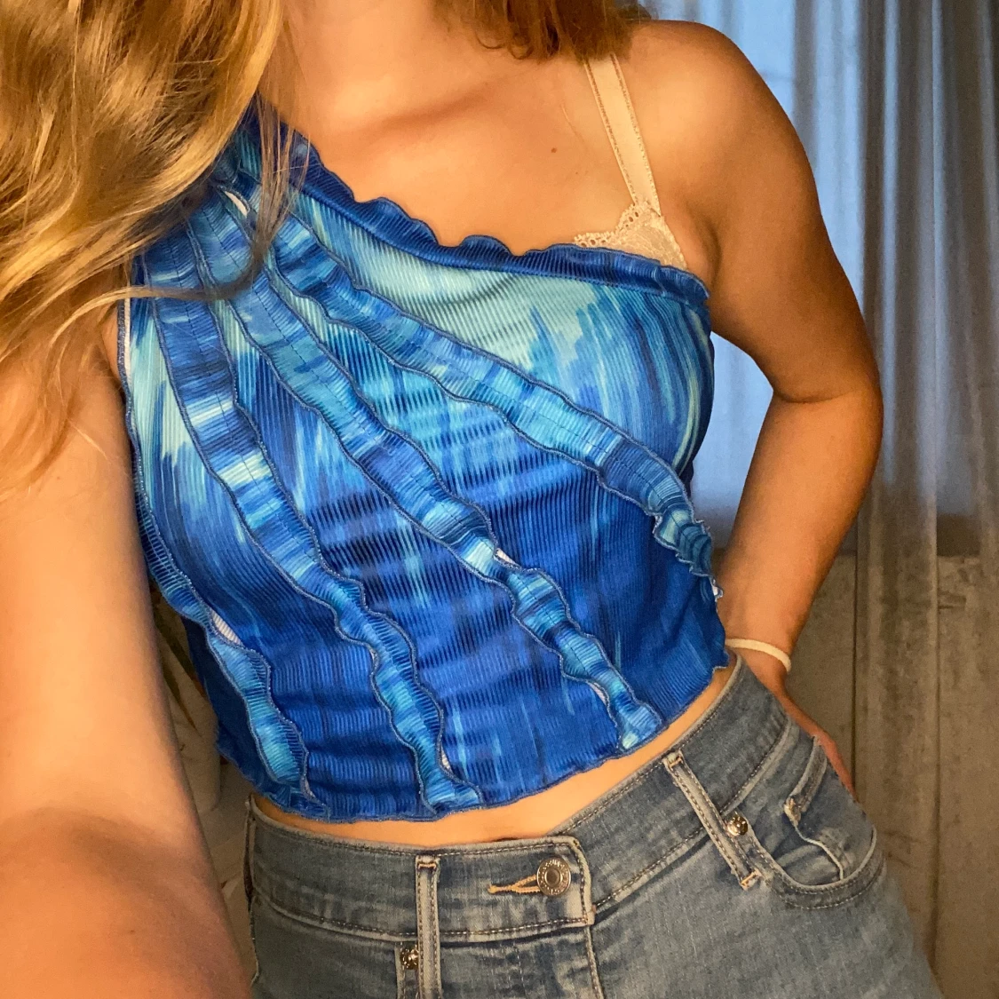 Blå topp med detaljer!