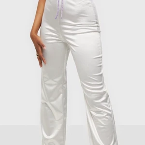 Vita satin byxor - Vita superfina satin byxor Oanvända Strl: 38