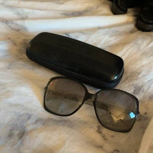 DKNY solglasögon - DKNY solglasögon i nyckfull 