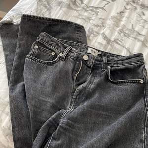 Svarta jeans  Fårn lager 157  ⚠️använda ett par få tals gånger⚠️ Lite skador längst utsvängen längst foten  Syns ej om man är lite kortare 160-168  Pris kan diskuteras vid snabb  äffär!!  tvättas såklart alltid innan leverans!!