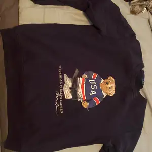 en blå polo ralph lauren swetshirt som är barnstorlek L men passar som S i vanlig storlek. andvänd men i gott skick. har inget fast pris utan första bud får den.