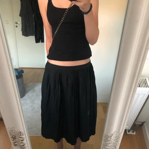 Svart Kjol - Säljer nu denna jättefina veckade kjolen som är köpt på Lager 157!😍 Den är från barnavdelningen i storlek 150 och den är i fint skick. Köptes för 199kr men säljer för 50kr+ frakt🤩