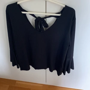 Svart blus - Svart u-ringad blus ved volanger till ärmar😍😍! Den är helt oanvänd och jag säljer den för 50kr 🌸