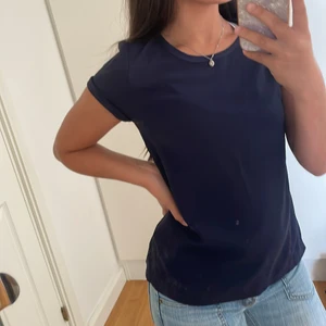 Marinblå top - Säljer denna fina basic marinblåa toppen som är knappt använd. Märket är okänt eftersom jag fick det i present💙 {Passar storlek S, M}