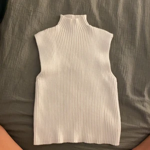 Topp - Säljer denna vita topp från Zara💕superfin och passar till mycket. Hör av er vid frågor storlek M men passar mig som är xs