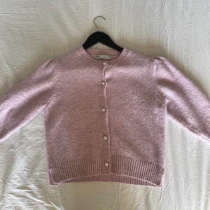 Zara kofta  - En supersöt rosa stickad Zara kofta! Jättebra skick då den endast används ett par gånger. 💕