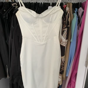 Vit klänning  - Klänning köpt på SHEIN. Använd endast 1 gång. Köpt för 370 