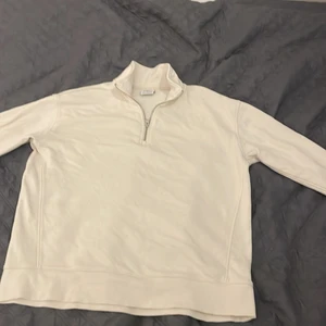 Zara Sweatshirt zip up  - Köpte den på Zara i sommras o har ej andvänt den alls! Så inga hål elr fläckar osv. 10/10 ,  färgen är Creamy white  Köpt för 459kr