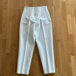 Vita byxor från Zara, strl M - Helt nya byxor från Zara med hög midja och avsmalnande ben. Strl M. Passade inte mig! 