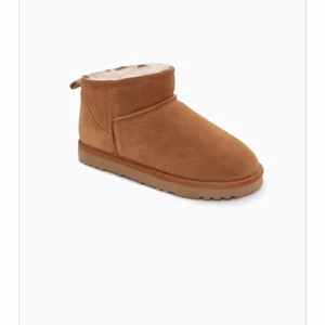 Äkta uggs - 💥Passa på att köpa nu då de är special rea inför vintern💥 Äkta australienska uggs. Finns i alla storlekar och i brun, grå och svart. Beställda från hemsidan.  Skriv för frågor och detaljer! Pris inklusive frakt💥