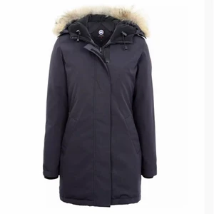 Canada Goose - Storlek xs. Använder inte och vill få bort den från garderoben . Om det behövs bilder på hur jackan ser ut eller sitter på osv kan ni skriva privat eller om ni har frågor överlag. Pris går absolut att diskutera. Har haft jackan i 4år och det finns slitningar.