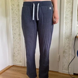 Mjukisbyxor från Champions  - Lågmidjade mjukisbyxor i storlek M från Champion i mörkblå färg. Säljer för 60kr + frakt!