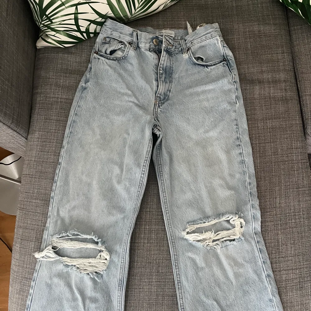 Ljusblåa jeans från zara med hål på knäna. Jeansen är väldigt långa men har ingen söm där nere vilket betyder att det går superbra att klippa det till sin egna perfekta längd! De är i storlek 38 men passar också 36. Du står för frakten.. Jeans & Byxor.