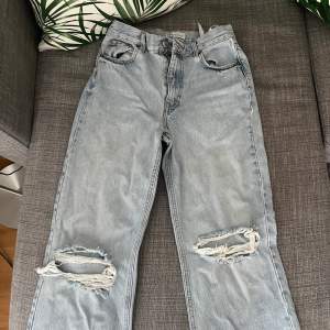 Ljusblåa jeans från zara med hål på knäna. Jeansen är väldigt långa men har ingen söm där nere vilket betyder att det går superbra att klippa det till sin egna perfekta längd! De är i storlek 38 men passar också 36. Du står för frakten.