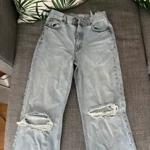 Ljusblåa jeans från zara med hål på knäna. Jeansen är väldigt långa men har ingen söm där nere vilket betyder att det går superbra att klippa det till sin egna perfekta längd! De är i storlek 38 men passar också 36. Du står för frakten.