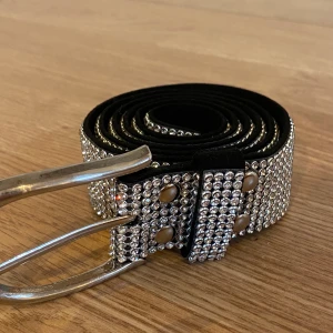 Glitterbälte  - Säljer ett jättefint glitterbäte!