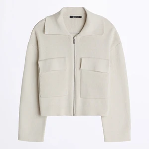 SÖKER DENNA KOFTA/JACKA - Hej jag söker denna kofta/jacka/overshirt i beige från Gina tricot i storlek s/m, om ni har får ni gärna skriva till mig så diskuterar vi pris❤️❤️