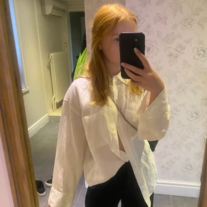 Linneskjorta  - Jättefin linneskjorta från hm som jag köpte förra sommaren. Säljer då den inte kommer till användning. Säljer för 100!