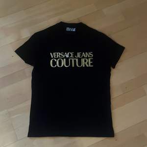 Säljer en Versace jeans tshirt i storlek S. Kvitto finns kvar och den nästan helt oanvänd. Säljs pågrund av ingen användning. Kostar ny 1000kr. Pris kan diskuteras 