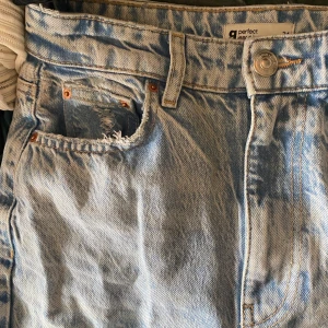 Jeans  - Blåa jeans med hål ifrån gina tricot. Modell: idun wide jeans. 100 kr + frakt💕