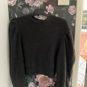 Stickad tröja - En svart/mörkgrå stickad tröja från hm. 50 kr + frakt💕