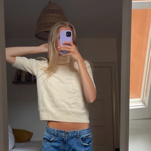 Stickad t-shirt  - Stickad creme vit T-shirt från H&M. Aldrig använd, bara provad. 