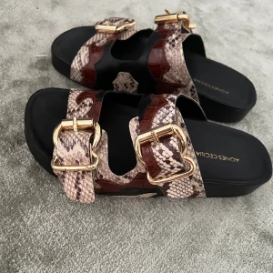 Mönstrade sandaler  - Lite tyngre sandal. Sitter bra på foten. Inköpta från Ellos 