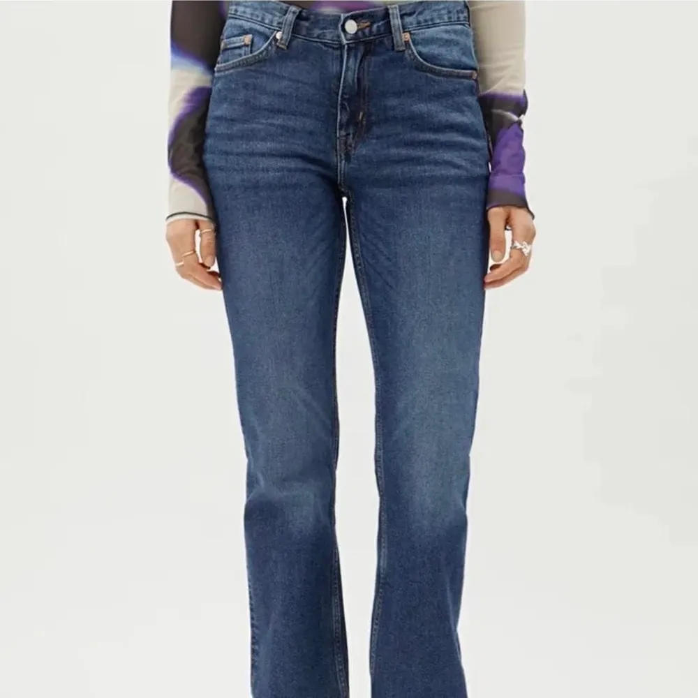 super snygga mid waist jeans från weekday🙌 modellen är twig och de är helt slutsålda på hemsidan i alla storlekar💓💓bara använt några gånger, köpta för 500kr. Jeans & Byxor.