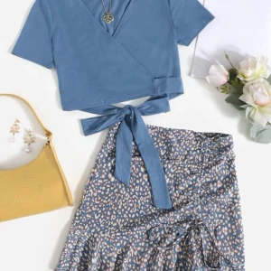 Två delad outfit strl M/38 - Ny skick, blev fel i storleken så den passar inte mig tyvärr. Jätte fint sett med croppad topp som knyts baktill och en matchande kjol men en fin detalj på ena sidan.Kan mötas upp runt Hässleholm/Kristianstad och även skicka den(köparen står för frakten)