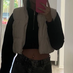 Väst beige - Använd fåtal gånger, är som ny. Jättefint skick, inga märken. (Färgen är beige) högsta bud inklusive frakt. Vid snabb affär kan pris diskuteras