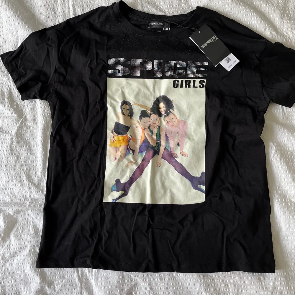 Helt oanvänd spice girls tshirt som är köpt på stradivarius och har lappen kvar. . T-shirts.