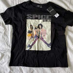 Helt oanvänd spice girls tshirt som är köpt på stradivarius och har lappen kvar. 